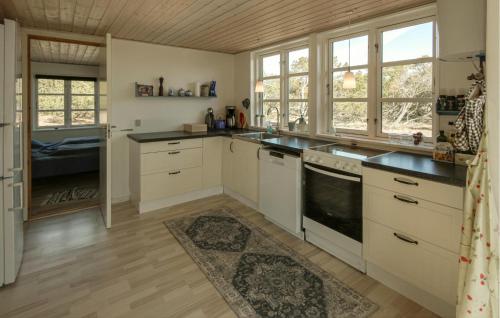 Konyha, Cosy Home In Anholt With 3 Bedrooms And Wi-Fi in Grena
