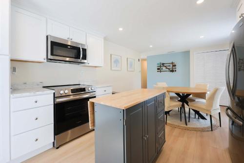 Prime Weeks Still Available, Renovated, Beaches! in Yarmouth Port (Massachusetts)
