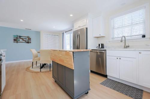 Prime Weeks Still Available, Renovated, Beaches! in Yarmouth Port (Massachusetts)