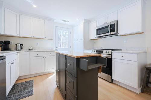 Prime Weeks Still Available, Renovated, Beaches! in Yarmouth Port (Massachusetts)