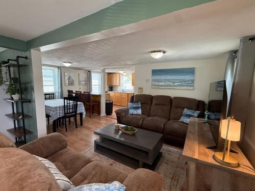 Oakland Beach Cottage - Sleeps up to 4