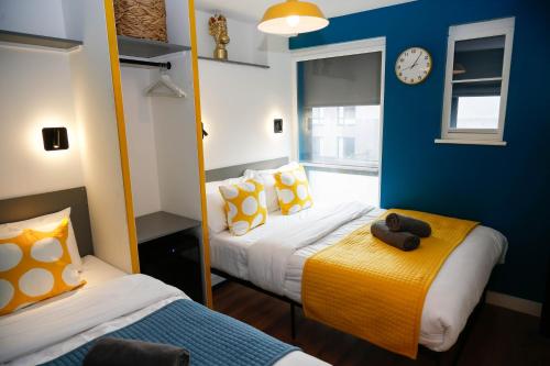 New Luxury Rooms in the Heart of London Next to Shops, Cafes, Bars & Metro with Shared Bathrooms, Londyn
