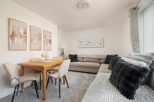 Hartsbourne Grounds-New Modern Stay- Near Woolton Liverpool L25 – khách sạn tại Halewood