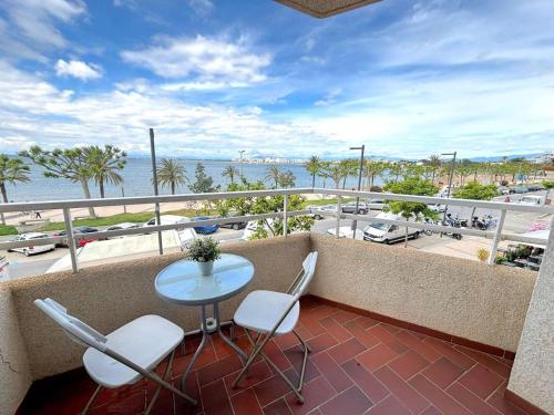 Apartamento renovado en primera línea de playa en Roses, aire acondicionado y ascensor - HISP-312-21