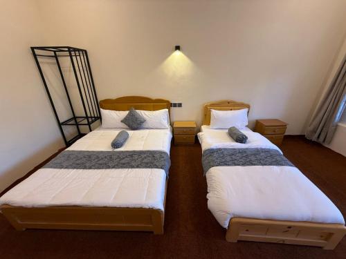 1 double bed, 1 twin bed