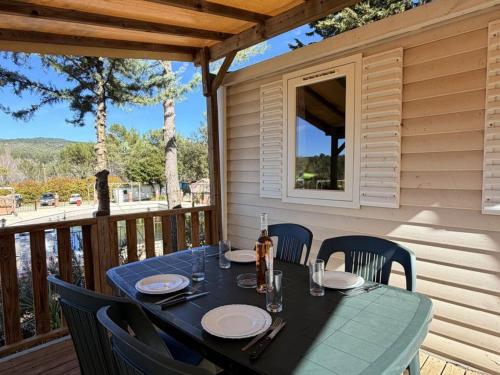 Mobil-home pour 8 avec terrasse à Villecroze - API-1-52-1068 (Mobil-home pour 8 avec terrasse a Villecroze - API-1-52-1068) in Villecroze ciems