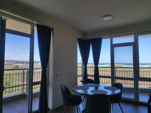 SeaHome Apartment Beachfront Sea View Terrace Quiet Stay Parking – khách sạn tại Primorsko Beachfront