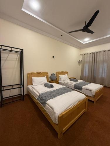 2 twin beds