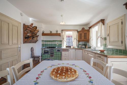 virtuve, Traditional House Kal With Hot Tub - Happy Rentals in Štrekljevec