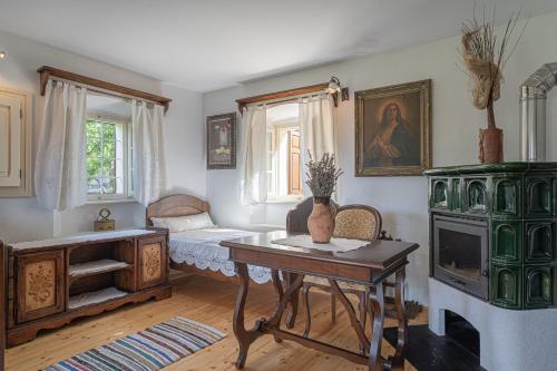 Traditional House Kal With Hot Tub - Happy Rentals in Štrekljevec