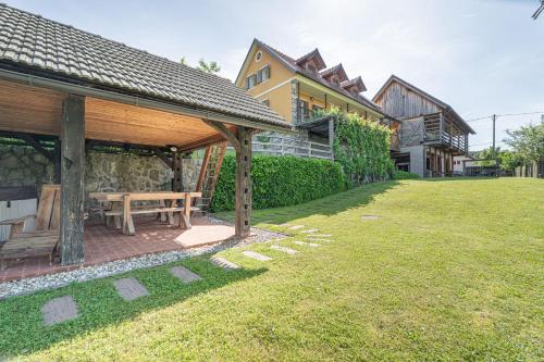 Dārzs, Traditional House Kal With Hot Tub - Happy Rentals in Štrekljevec