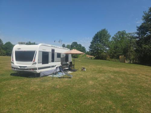 Luxusní karavan u rybníka na farmě - Třeboň – khách sạn tại Staz Nad Nezarkou