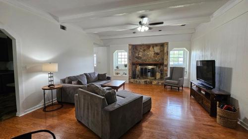 Willow and Stone Escape sleeps 6 – khách sạn tại Warner Robins