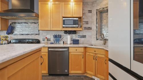 Rochester Lakeview 4BR with Firepit Sleeps 6 home - image 2