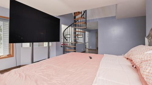 Rochester Lakeview 4BR with Firepit Sleeps 6 home - image 13