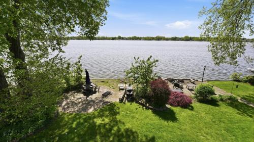 Rochester Lakeview 4BR with Firepit Sleeps 6 home - image 8
