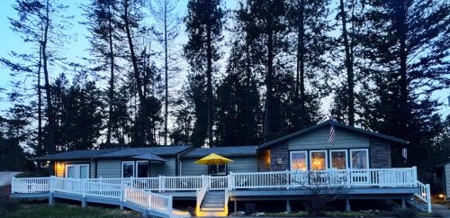 Lakeview 4BR Huge Deck Dog Friendly ADA