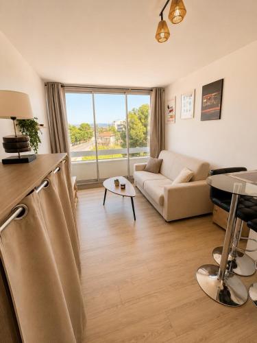 Studio lumineux avec parking et vue dégagée Antibes – khách sạn tại Laval
