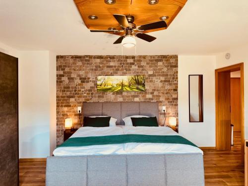 Großes Ferienhaus für 12 -17 Personen mit Whirlpool - Spielzimmer und Garten (Großes Ferienhaus fur 12 -17 Personen mit Whirlpool - Spielzimmer und Garten) in Herbstein