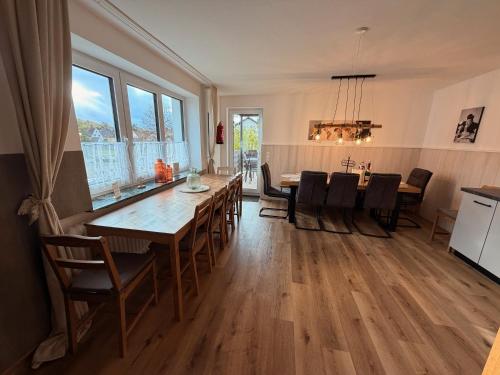 Konyha, Großes Ferienhaus für 12 -17 Personen mit Whirlpool - Spielzimmer und Garten (Großes Ferienhaus fur 12 -17 Personen mit Whirlpool - Spielzimmer und Garten) in Herbstein