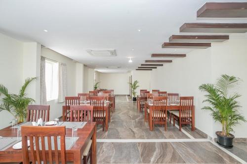 Restaurant, Hotel Ivy Dew drops in Kitthaganahalli