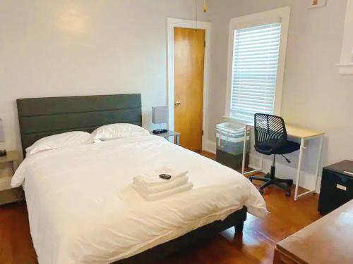 Comfy First Floor Bedroom near Cleveland Clinic Fairview in Cleveland, Vereinigte Staaten von Amerika