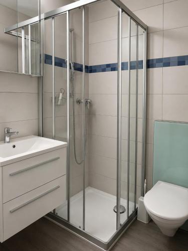 2 bedrooms, 6 beds