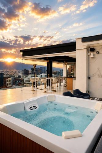 Bañera de hidromasaje, NIDO Boutique Hotel in Quito