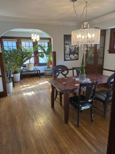Updated cozy in central Cleveland in بروكلين - أوهايو