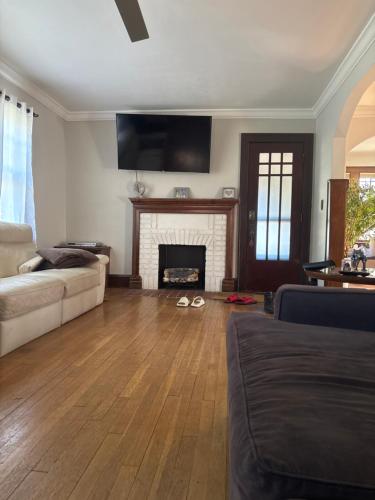 Updated cozy in central Cleveland in بروكلين - أوهايو