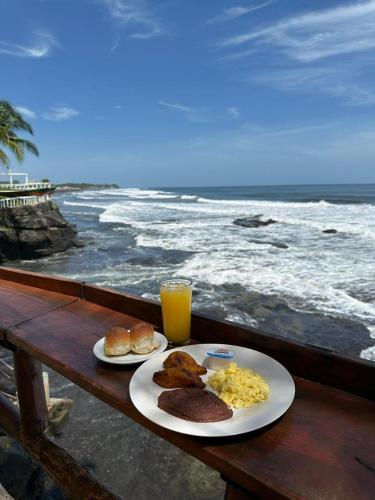 طعام و مشروبات, REEF ON THE WATER in La Libertad