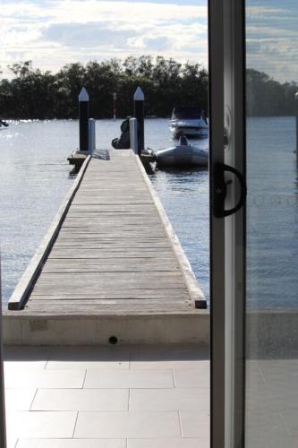Waterfront Accomodation with Jetty, Port Stephens in Lemon Tree Passage