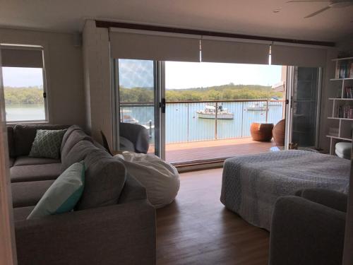Waterfront Accomodation with Jetty, Port Stephens in Lemon Tree Passage