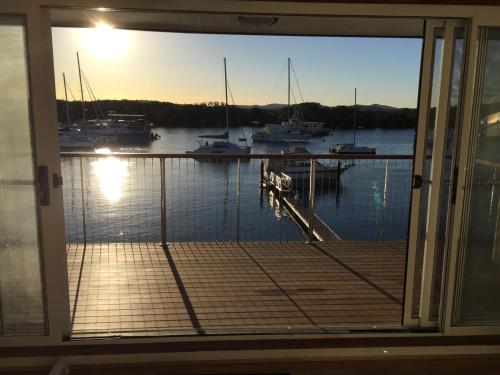 Waterfront Accomodation with Jetty, Port Stephens in Lemon Tree Passage