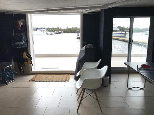 Waterfront Accomodation with Jetty, Port Stephens in Lemon Tree Passage