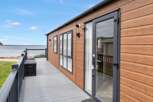 Beachfront 2BR Caravan- Wi-Fi - Parking - Sleeps 6 in Кокбернспат