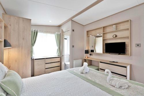 Beachfront 2BR Caravan- Wi-Fi - Parking - Sleeps 6 in Кокбернспат