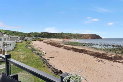 Beachfront 2BR Caravan- Wi-Fi - Parking - Sleeps 6 in Кокбернспат