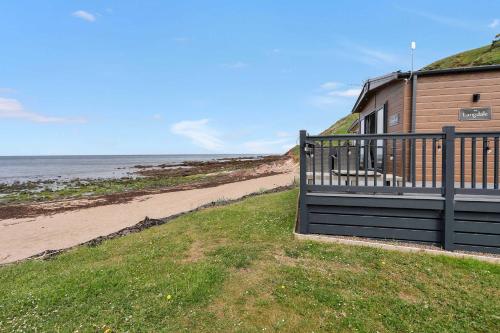 Beachfront 2BR Caravan- Wi-Fi - Parking - Sleeps 6 in Кокбернспат