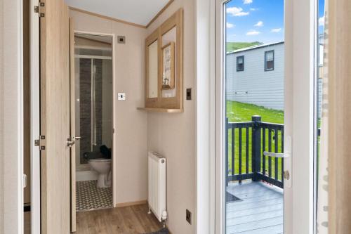 Beachfront 2BR Caravan- Wi-Fi - Parking - Sleeps 6 in Кокбернспат