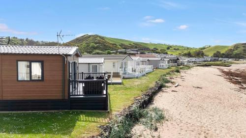 Beachfront 2BR Caravan- Wi-Fi - Parking - Sleeps 6 in Кокбернспат