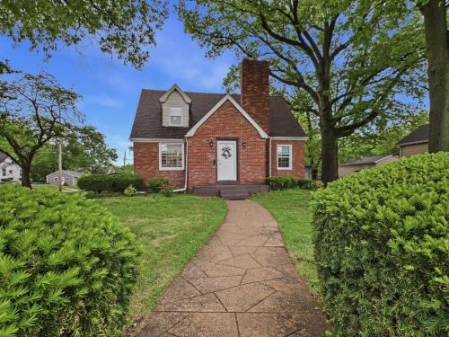 Brick B&B - 3Bed 2Full Bath! Downtown Edwardsville
