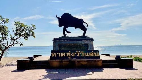 ทุ่งวัวแล่นเฮาส์ Thung Wua Laen House in Waterfront/beach