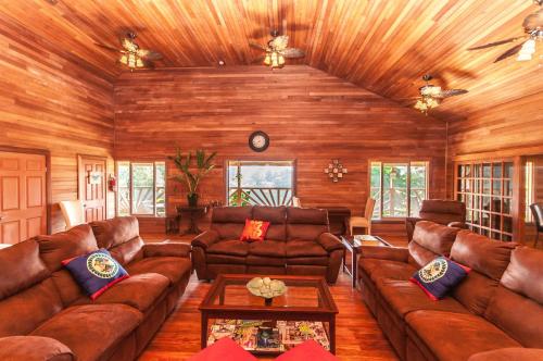 Shared lounge/TV area, Dream Valley Belize in Belmopan