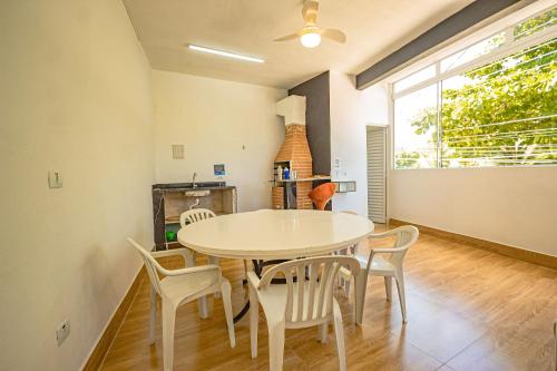 Facilities, Casa no Guaruja com Wi-Fi e area com churrasqueira in Pereque