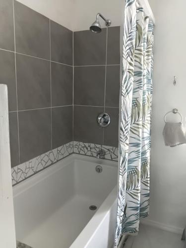Unique Bungalow - image 3