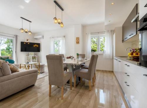 virtuve, Villa Peace Oasis in Cista Provo
