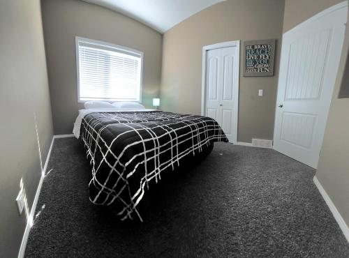 Sleep & Grill, 5BR, Huge Yard, Smoker, BBQ