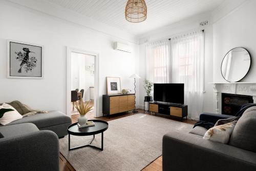 Pet-Friendly Hamilton Cottage Walk to Beaumont St & Racecourse