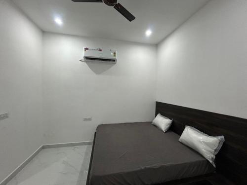 Ishu Residency and Yatri niwas - image 2